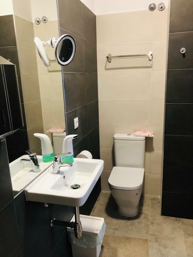 Albergue Sixtos No Caminho سانتياغو دي كومبوستيلا المظهر الخارجي الصورة